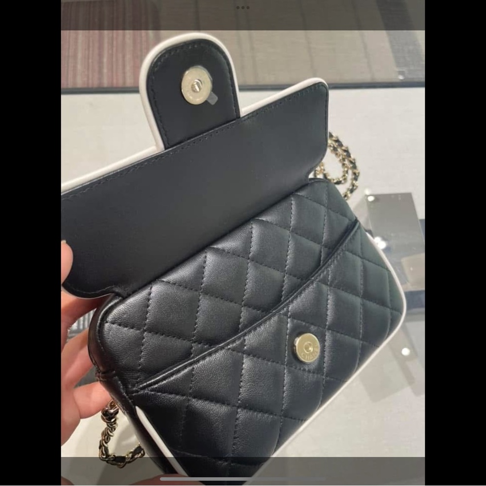 CHANEL Caviar Quilted Chain Melody Camera Bag in black with white resin CC - Picture 2 of 9